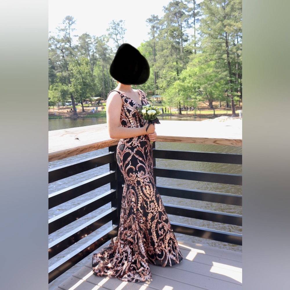 Worn once! Worn to Prom for 2 hours. You pay for shipping.